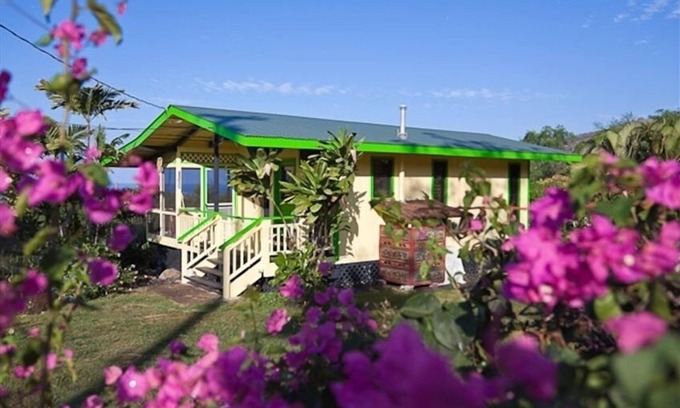 Honaunau-Napoopoo Cottage | Oceanfront Oasis: Close But Far... Enjoy 9.8 Guest Rating