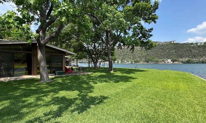 Lakeshore Addition House | Lakefront Family Haven on Lake Austin - Guest Rated 10/10