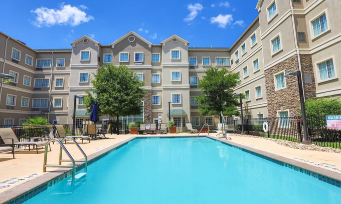 Montopolis Condo | Convenient Hotel Near Austin Airport with Free Breakfast & Pool