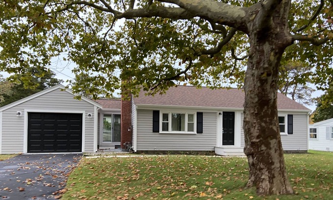 Hyannis Port House | Ideal Hotel Near Beaches and Downtown Hyannis - 10/10 Rated