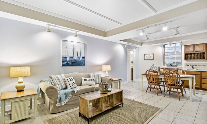 Douglas House | Prime Location Near Beaches, Shopping & Downtown Attractions
