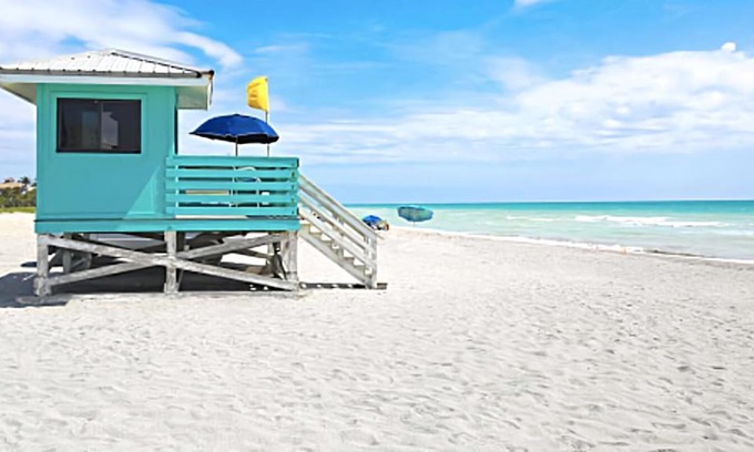 Gulf Gate Estates Apartment | Beachside Retreat with Hot Tub and Lush Garden Escape