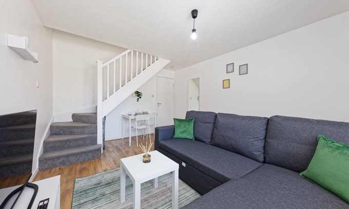 Greenhithe House | Tranquil Retreat Near Bluewater & Lakeside with Hot Tub
