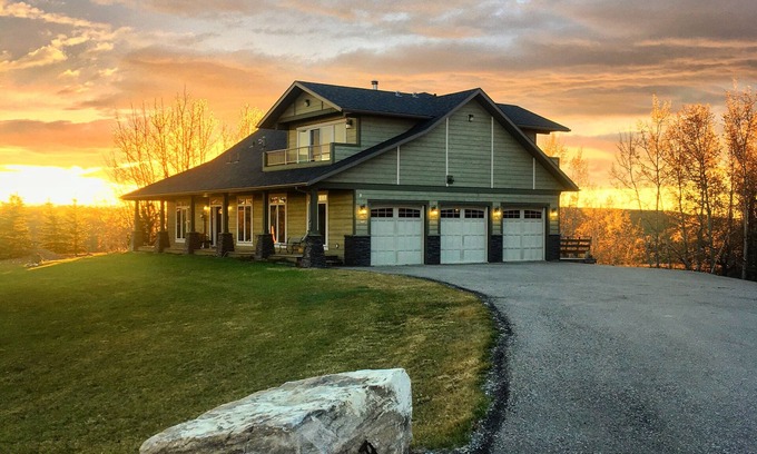 De Winton Cottage | Close to Calgary and Spruce Meadows Esquestrian