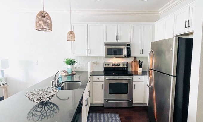 Oxford Condo | Experience The Percy: Close to Campus with Pool Access