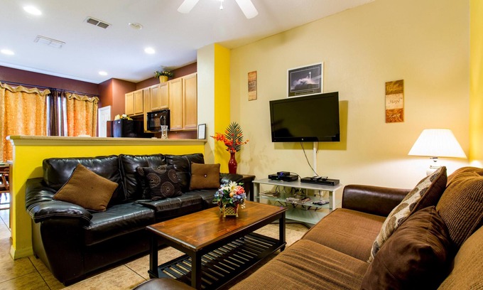 Crestwynd Bay House | Ideal Family Retreat Near Disney: 3BR, Pool & Pet Friendly