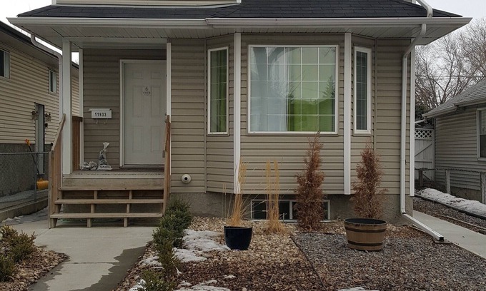 North Central Edmonton House | Ideal Family Retreat: 5 Bedrooms and Downtown Access