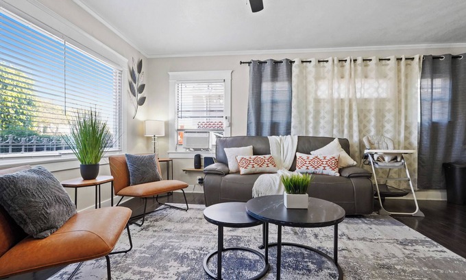 Eastside Apartment | Casa Ahora: Oceanfront Retreat with Private Patio & Games