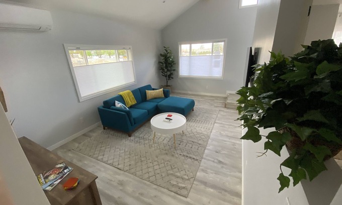 Larkspur House | Ideally Located Hotel with Kitchen & Breakfast Near Downtown