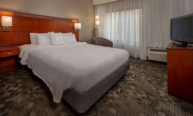 Newark Hotel | Convenient Stay Near Downtown Wilmington with Pool & Free Parking