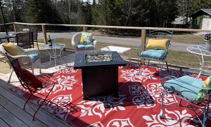 Spruce Head House | Ideal Getaway: Close to Attractions Yet Peaceful Retreat