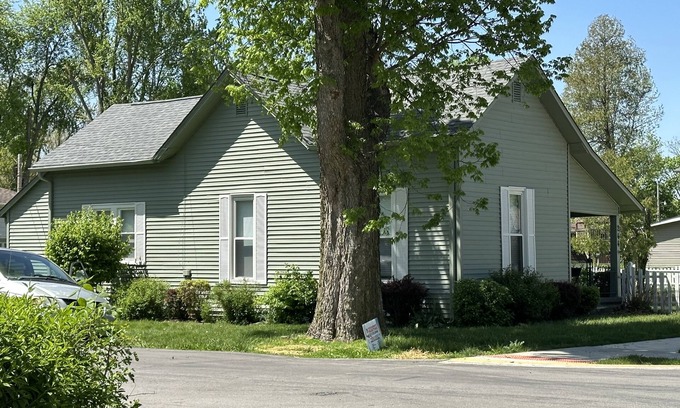 Pendleton House | Ideal Getaway Near Indy: Pool, Breakfast & Pet Friendly