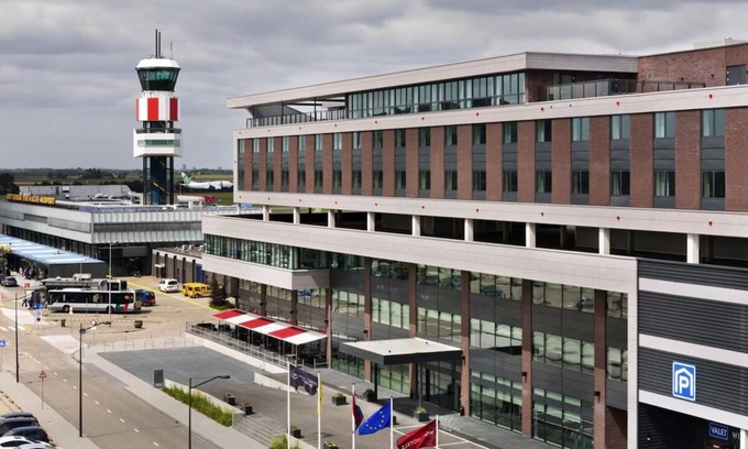 Zestienhoven Hotel | Close to Everything: Airport, Zoo, and City Attractions! Onsite Dining!