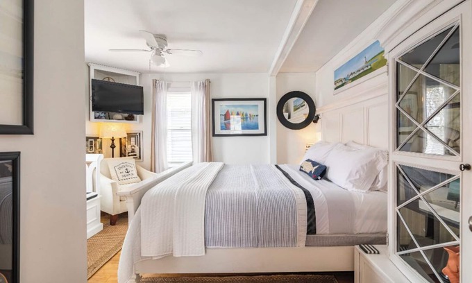 Off Broadway House | Convenient Retreat with Ocean Views and Private Bath