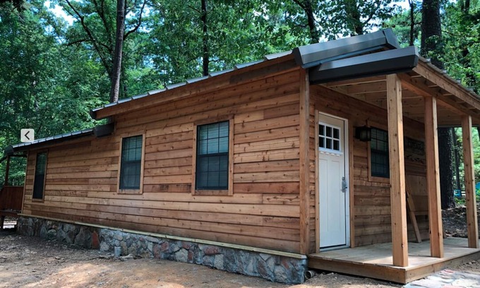 Broken Bow Cabin | Ideal Getaway Near State Park with Hot Tub & Spa Amenities