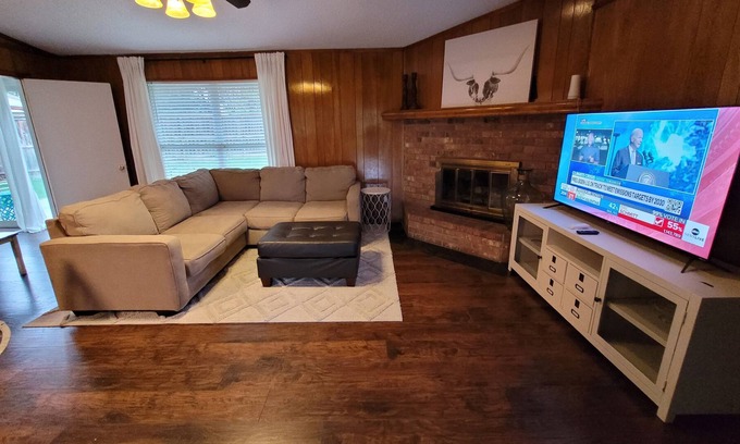 Northeast Carrollton House | Close to everything - Family friendly
