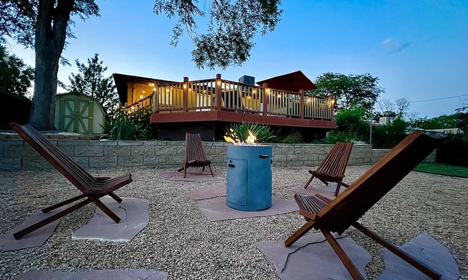 Lamar Heights Area House | Prime Location with Spa, Fireplace & Large Backyard Retreat