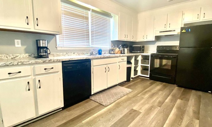 Hickory House | Perfect Retreat Near Hickory: 3BR, Free Cable & Breakfast