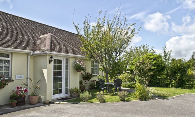 Winfrith Newburgh Cottage | Convenient Stay Near Lulworth Cove and Durdle Door