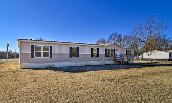 Afton House | Inviting Bernice Home with Yard, Near Marinas & Pet Friendly!