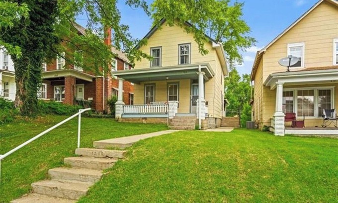 Atchison House | Convenient 3BR Retreat with Spa and Kitchen Amenities