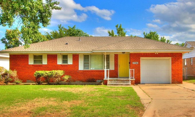 Norman House | Convenient Stay Near OU: TVs, Outdoor Dining & Wifi