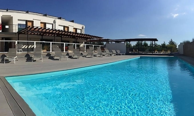 Eguilles Hotel | Convenient Stay Near Parc du Jas de Bouffan with Pool!