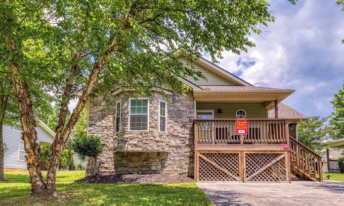 Pigeon Forge Ski Chalet | Ideal Stay Near Pigeon Forge: 2-Bedroom Dog Friendly Retreat