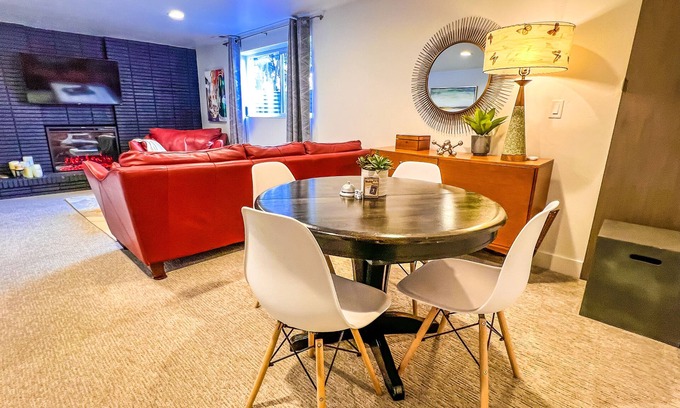 Mount Olympus House | Immaculate Mid-Century Modern Apartment - Guest Rated 9.8