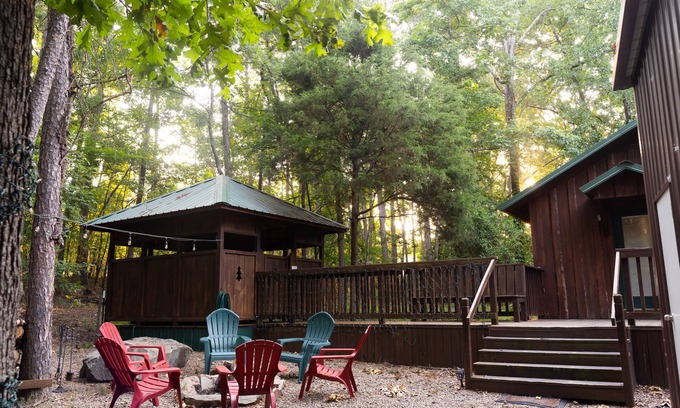 Broken Bow Cabin | Pet-Friendly Retreat with Hot Tub Near Scenic State Park
