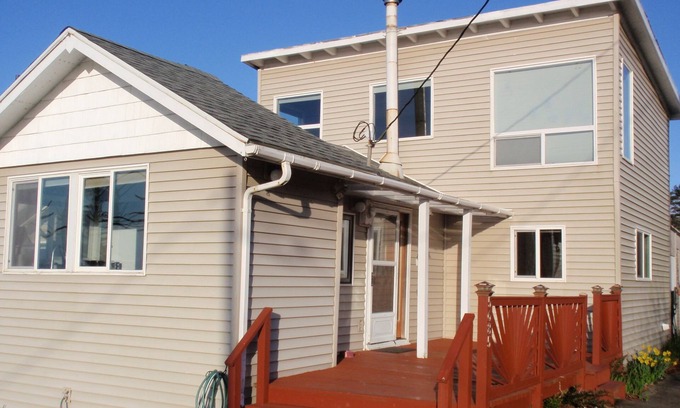 Cape Meares Cottage | Beachside Bliss: Ocean View Room with Breakfast Included
