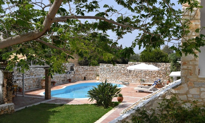 Parikia Apartment | Beachside Retreat with Pool and Family-Friendly Amenities