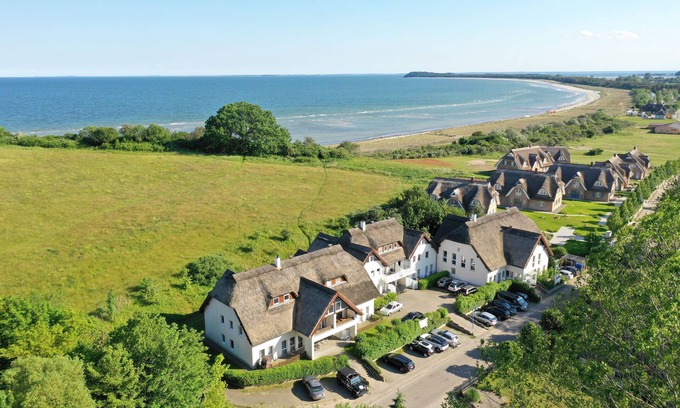 Lobbe Apartment | Beachside Retreat with Pool, Sauna & Ocean Views - Strandhaus Mönchgut