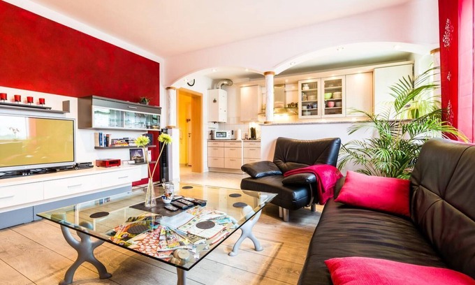 Muelheim Apartment | Bright 3-Room Apartment Near Fair - Guest Rated 9.8