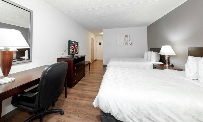 Carteret Hotel | Convenient Stay Near Staten Island with Free Parking & Pets Welcome