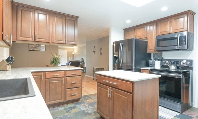 Southeast Bend House | Relaxing Duplex Near Old Mill with Hot Tub & EV Charger