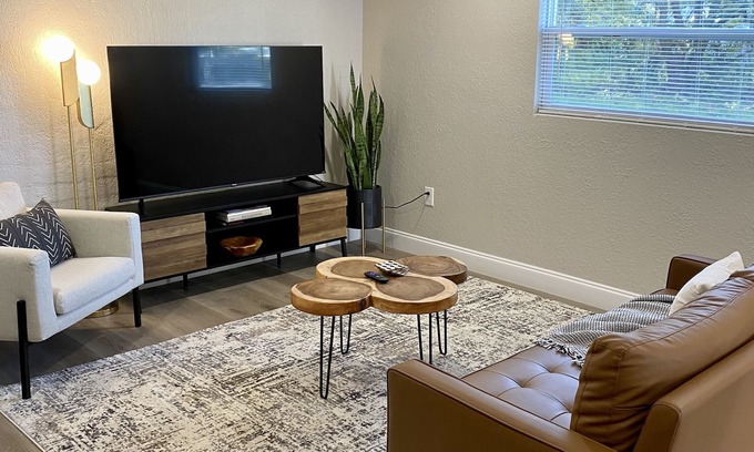 Fairview Shores House | Ideal Location: King 2 Bedroom with Office Near Universal