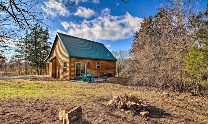 New Haven Cabin | Idyllic New Haven Retreat with Spa and Pool Near Vineyards