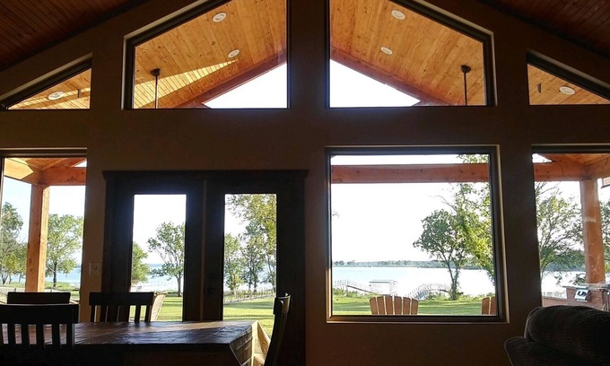 Copeland House | Ideal Retreat Near Wolf Creek with Lake Views & Pool