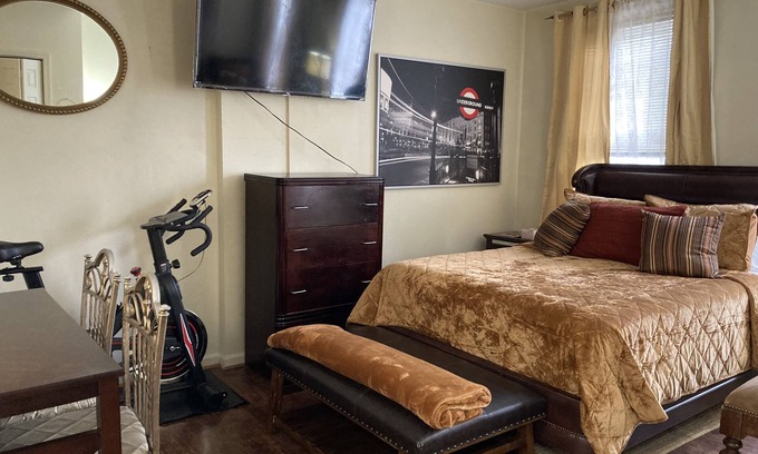 New Haven Apartment | Pet-Friendly Niche Suite #4 Steps from Yale - Top Rated!
