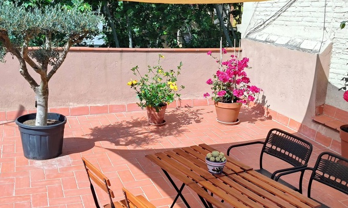 el Camp d'en Grassot i Gracia Nova Apartment | Convenient Stay Near Sagrada Familia & Park Güell with Spa