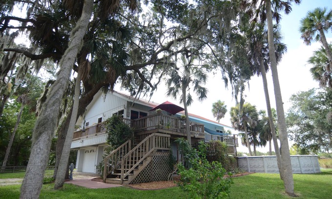 Homosassa House | Experience MIMI'S RIVERHOUSE: Pool, Docking & Ocean Views
