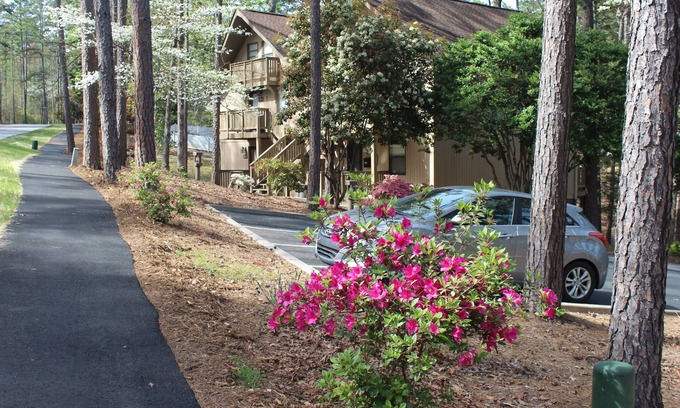 Salem Condo | Prime Location Near Pool with Free Canoe Access