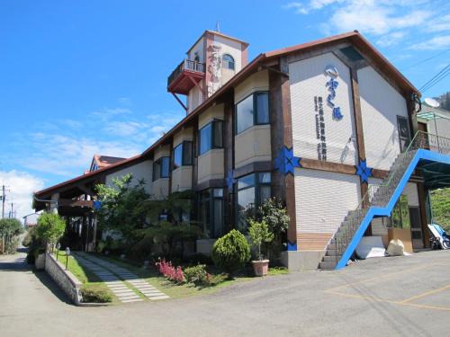Ren'ai House | Discover Cloud Falls Resort: Family-Friendly Retreat Awaits