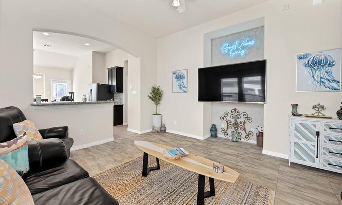 Santa Fe House | Cloud Mar: 4-Star Resort Near DT & Beautiful Beach