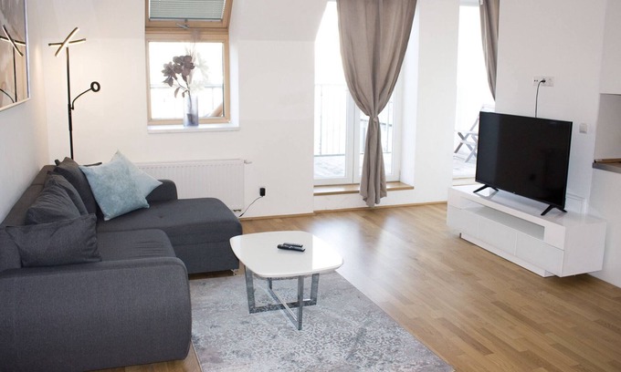 Favoriten House | Stylish Penthouse with Gorgeous Terrace and Breakfast