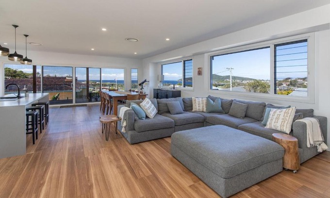 Forster House | Cloudcatcher: Family-Friendly Retreat with 8/10 Guest Rating