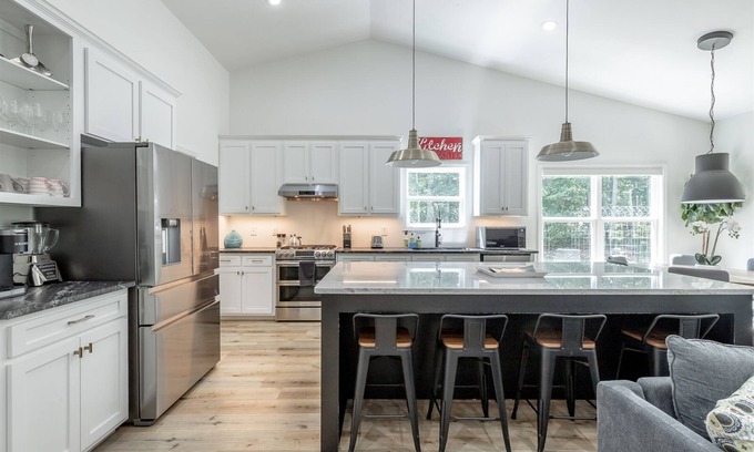 Rising Fawn House | Unforgettable Cloudland Summit: Hot Tub, Grill & Pet-Friendly