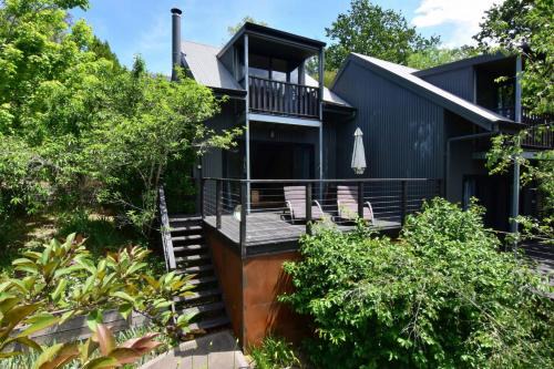 Kangaroo Valley House | Cloudsong Chalet 3: Steps from the Village Centre
