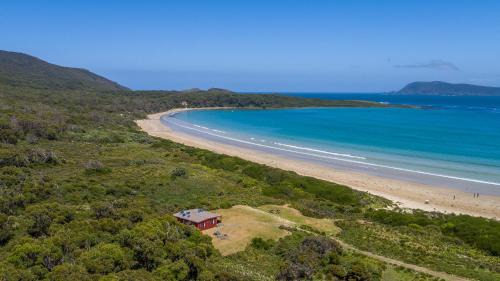 South Bruny House | Idyllic Cloudy Bay Cabin with Private Beach & Ocean Views